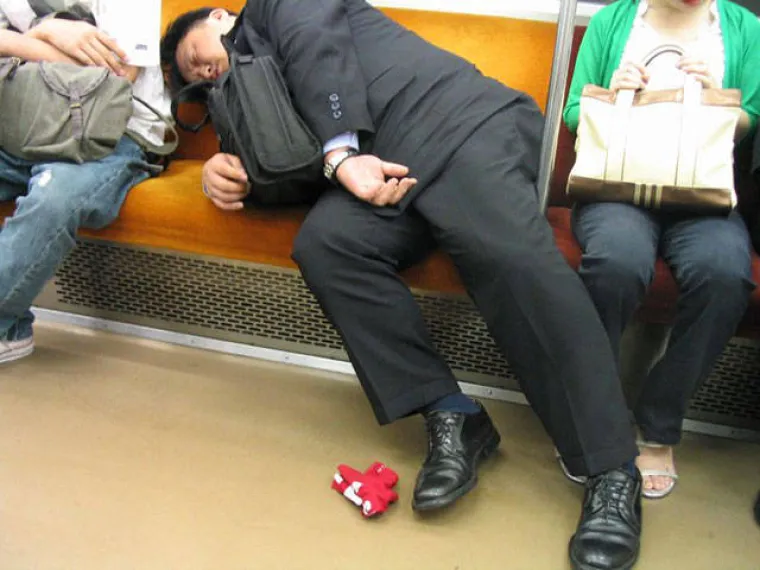 Japanski biznismeni stvarno loše podnose alkohol, pa to je čisti raspašoj!