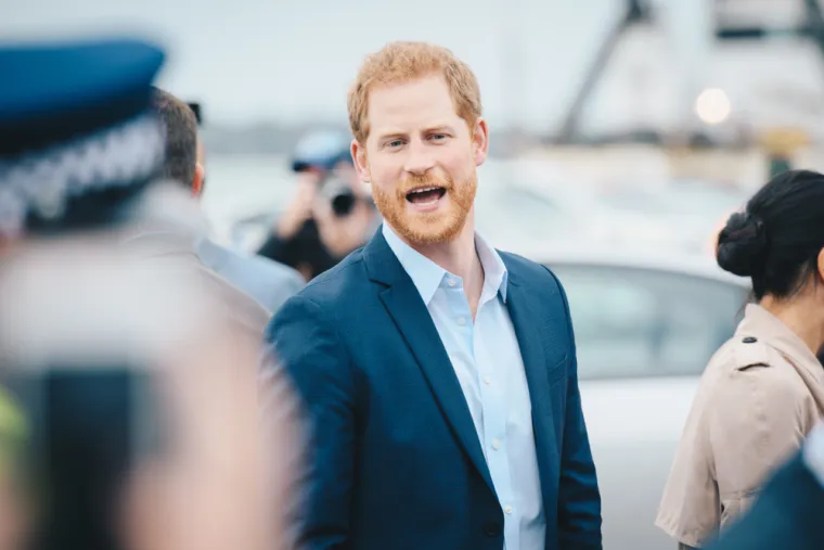 Potom se osvrnuo na promjene koje su uslijedile nakon što je počeo izlaziti sa sadašnjom suprugom Meghan Markle. &quot;Bilo mi je jako teško suzdržati se od obraćanja medijima nakon što su uslijedile brojne optužbe, maltretiranja, napadi te rasistički tekstovi o Meghan&quot;, ispričao je i dodao kako su se stvari samo pogoršale kada je njegova odabranica ostala trudna s prvim sinom Archiejem u svibnju 2019. godine te kako ima dokaze da je njegov mobitel hakiran još 2018. godine.