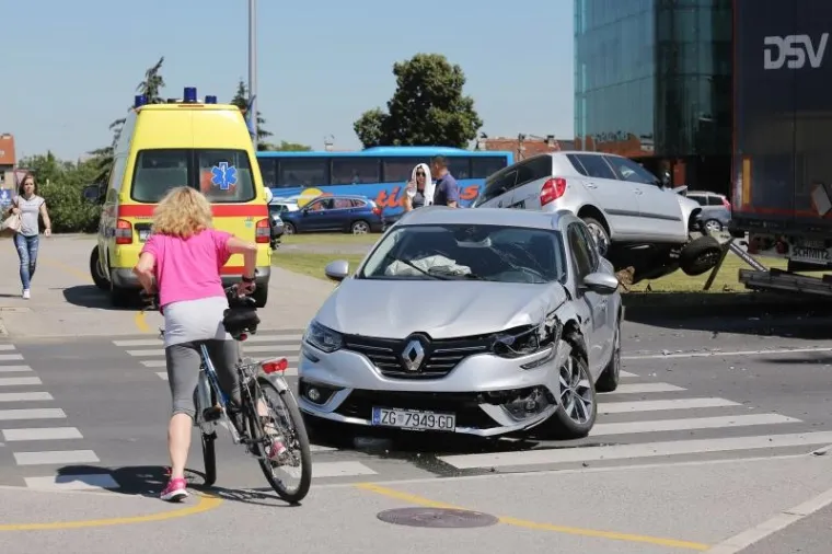 Oko 14 sati na križanju Avenije Većeslava Holjevca i Slavonske avenije došlo je do sudara dva automobila. Zbog nesreće je došlo do prometnog zastoja u tom dijelu grada.