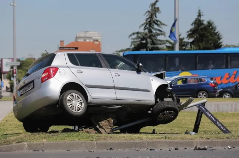 PROMETNI KAOS ZBOG TEŠKE NESREĆE U ZAGREBU: Razbijena Škoda je nakon sudara završila na stupu