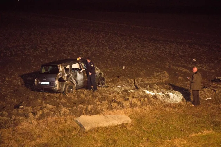 TRAGEDIJA KOD BELOG MANASTIRA: Automobilom sletio u kanal i poginuo, Renault je smrskan