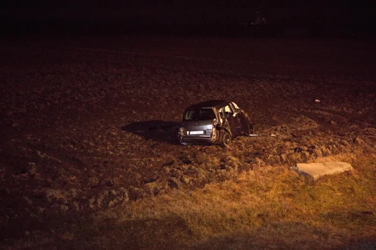 TRAGEDIJA KOD BELOG MANASTIRA: Automobilom sletio u kanal i poginuo, Renault je smrskan
