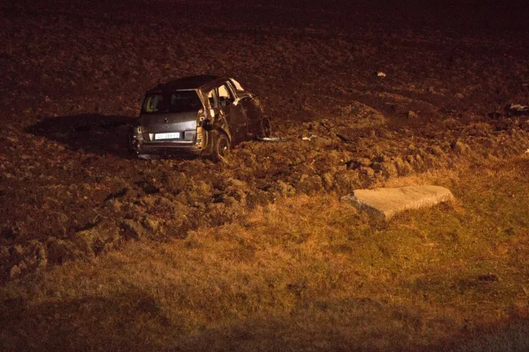 TRAGEDIJA KOD BELOG MANASTIRA: Automobilom sletio u kanal i poginuo, Renault je smrskan