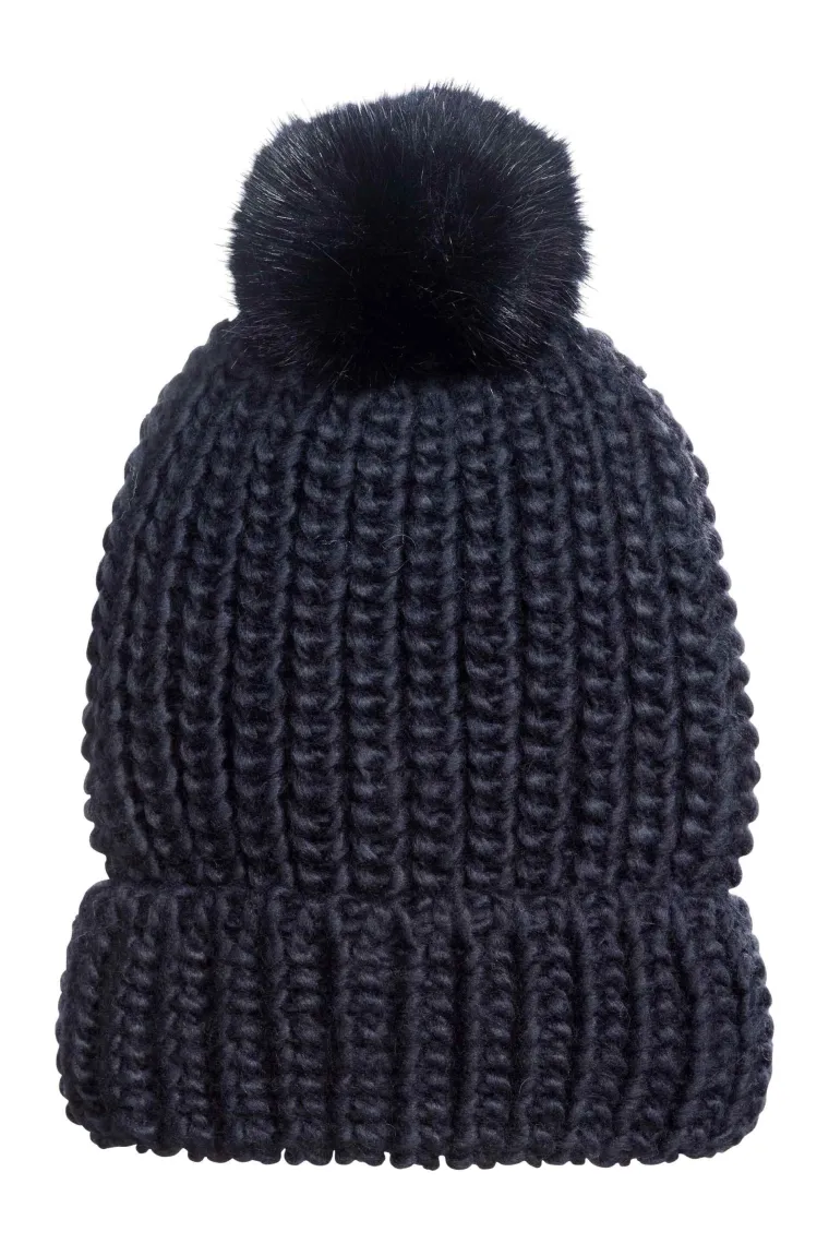 Plava beanie kapa, H&amp;M, 44,96 kuna (snižena sa 74,99 kuna)