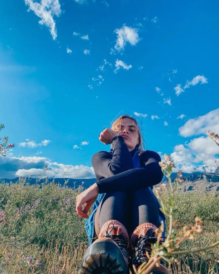 Harrison toliko sliči britanskoj manekenki da su je ljudi potaknuli na DNK test.  Drugi su njezine videozapise na društvenim mrežama zamijenili s isječcima mlađe Delevingne.