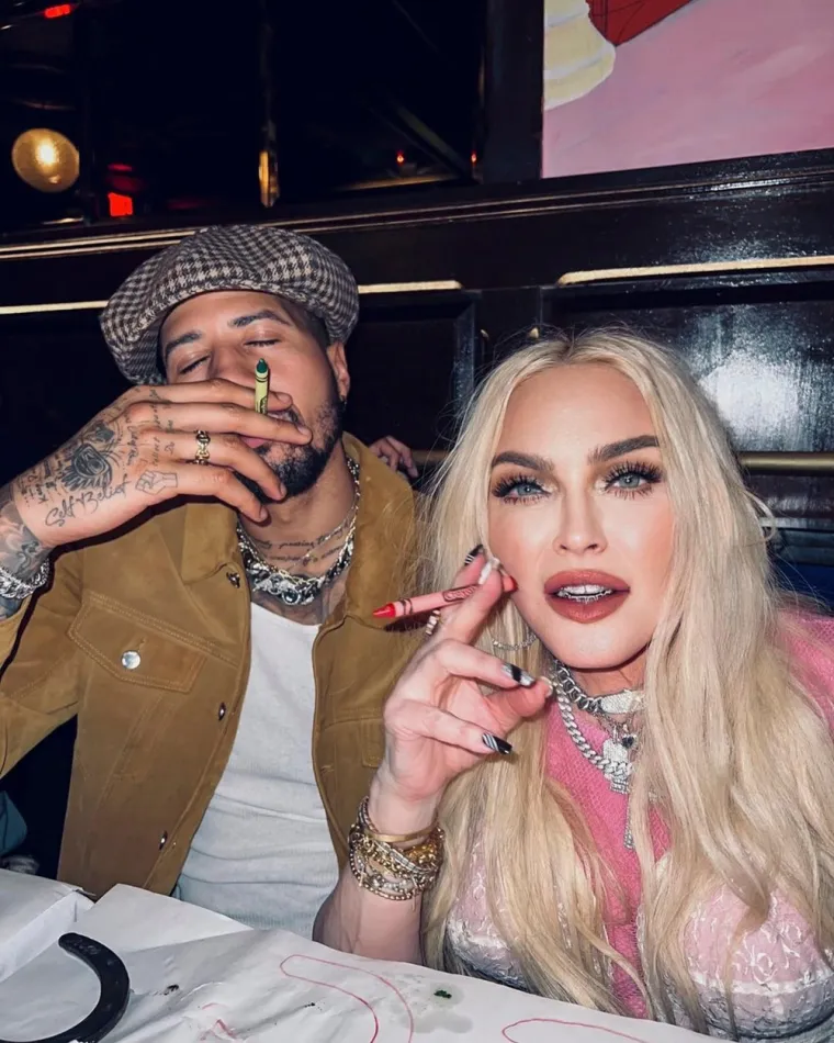 Madonna izgleda mlađe nego ikad, pogledajte fotke s njenog raskalašenog druženja