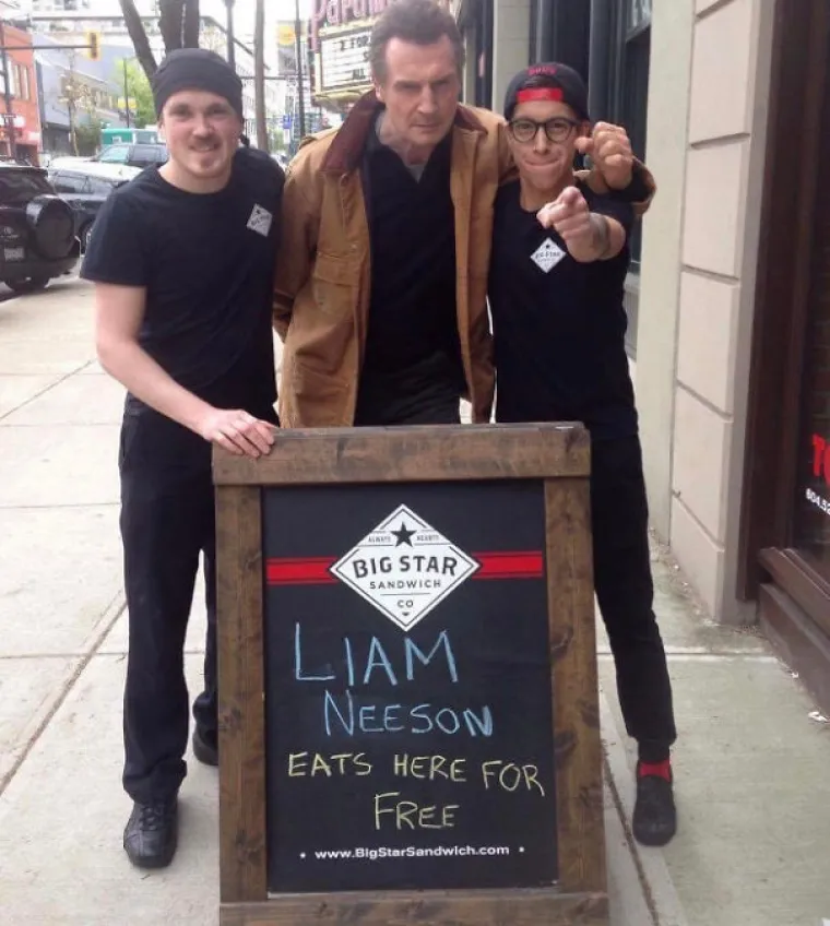 Trgovina sendviča ponudila besplatnu hranu Liamu Neesonu. I Liam Neeson se pojavio