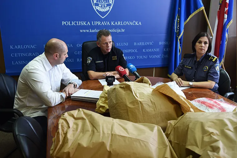 Kakav ulov karlovačke policije: Dežurali u lovu na migrante pa zaplijenili 136 kilograma marihuane!