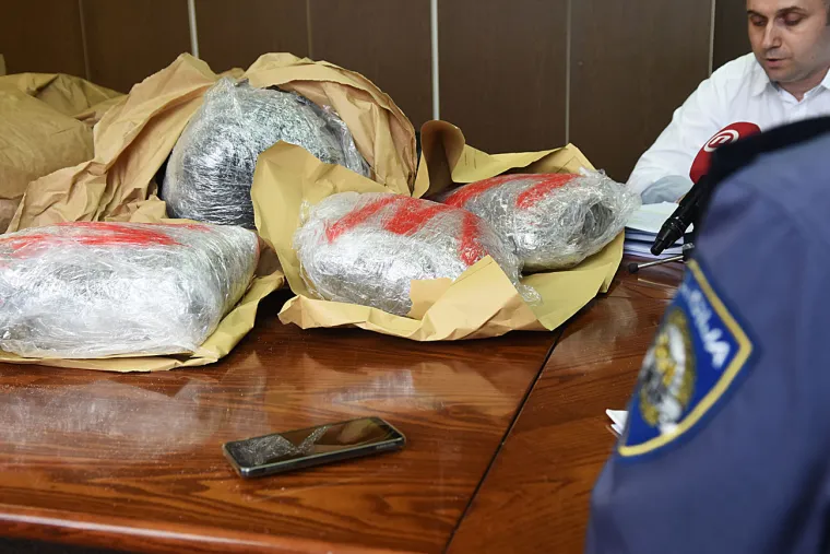 Kakav ulov karlovačke policije: Dežurali u lovu na migrante pa zaplijenili 136 kilograma marihuane!