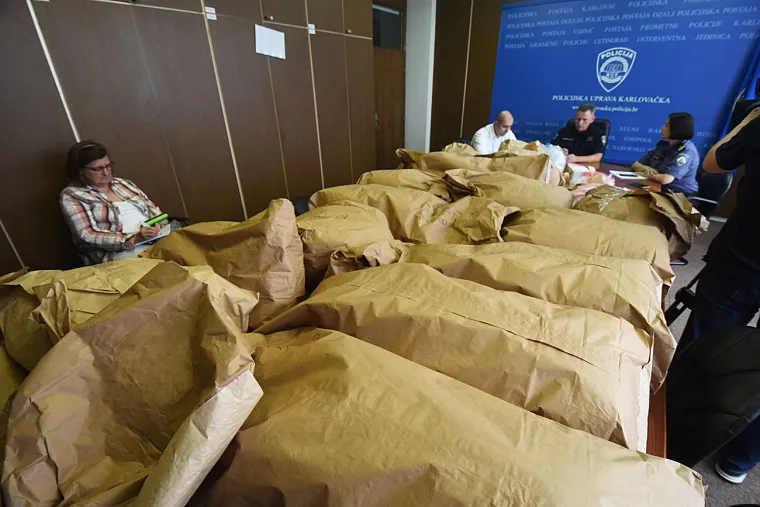 Kakav ulov karlovačke policije: Dežurali u lovu na migrante pa zaplijenili 136 kilograma marihuane!
