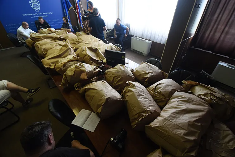 Kakav ulov karlovačke policije: Dežurali u lovu na migrante pa zaplijenili 136 kilograma marihuane!