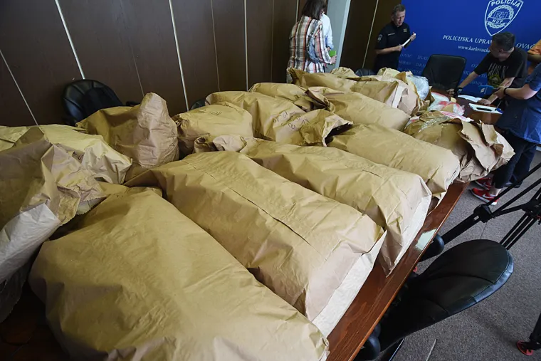Kakav ulov karlovačke policije: Dežurali u lovu na migrante pa zaplijenili 136 kilograma marihuane!