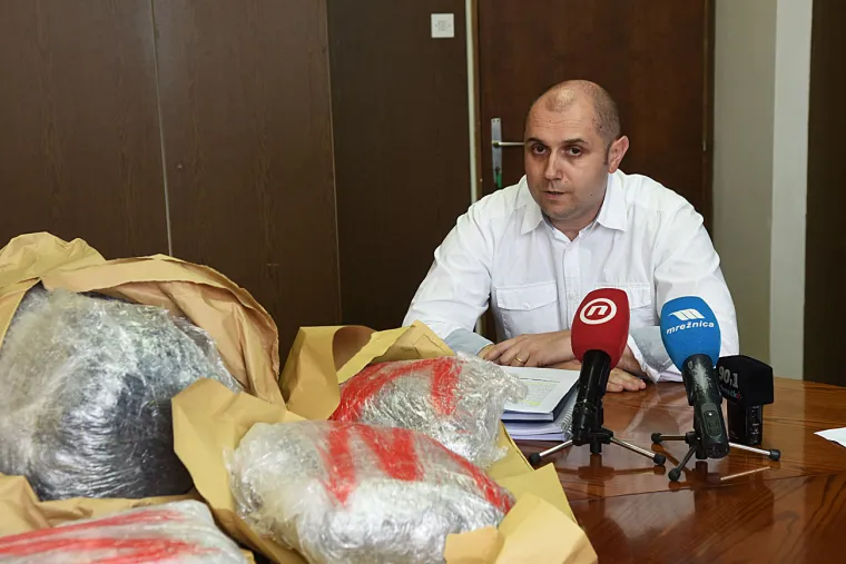 Kakav ulov karlovačke policije: Dežurali u lovu na migrante pa zaplijenili 136 kilograma marihuane!