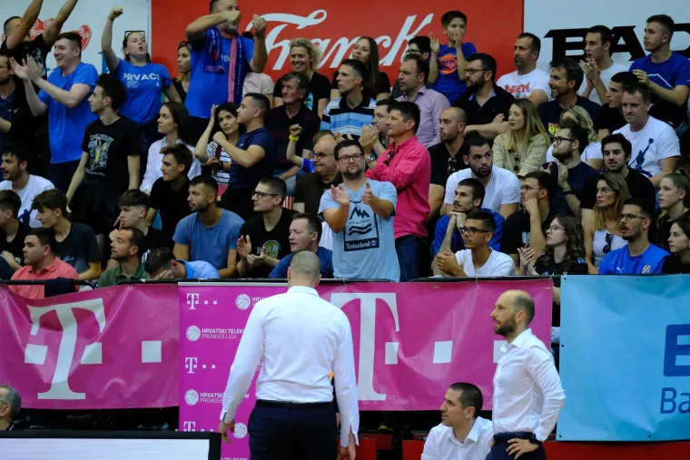 Totalna ludnica u Draženovu domu. Pogledajte paklenu atmosferu s utakmice Cibone i Zadra, pažnju privukle atraktivne plesačice