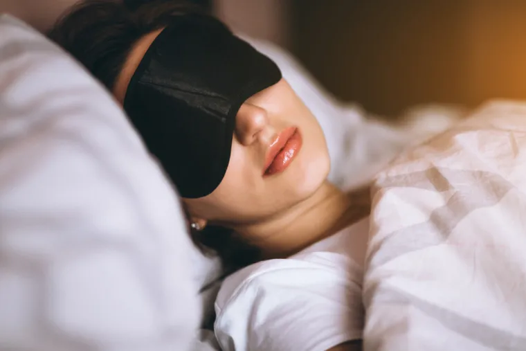 10. Maske za oči: Često koristimo maske za oči za bolji san. Međutim, ova stavka može uzrokovati zdravstvene probleme, poput problema s vidom, a ako je maska pretijesna, možda ćete imati zamagljen vid nakon buđenja.