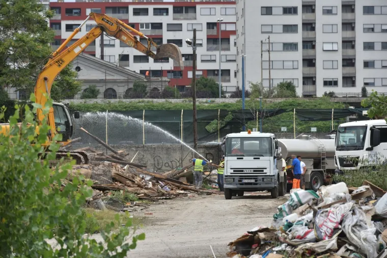 Bageri sravnili ilegalno Plinarsko naselje sa zemljom, romske obitelji raseljene po Zagrebu