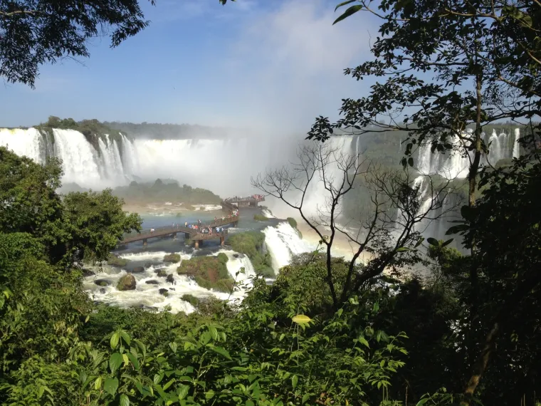 U gnjevu, bog je rascijepio rijeku stvorivši vodopad, osudivši ljubavnike na vječi pad. Vodopadi, koji su locirani u nacionalnim parkovima Iguazú u Argentini i Iguaçu u Brazilu, sastoje su od 275 slapova visine do 70 metara, duž 2,7 kilometara. 