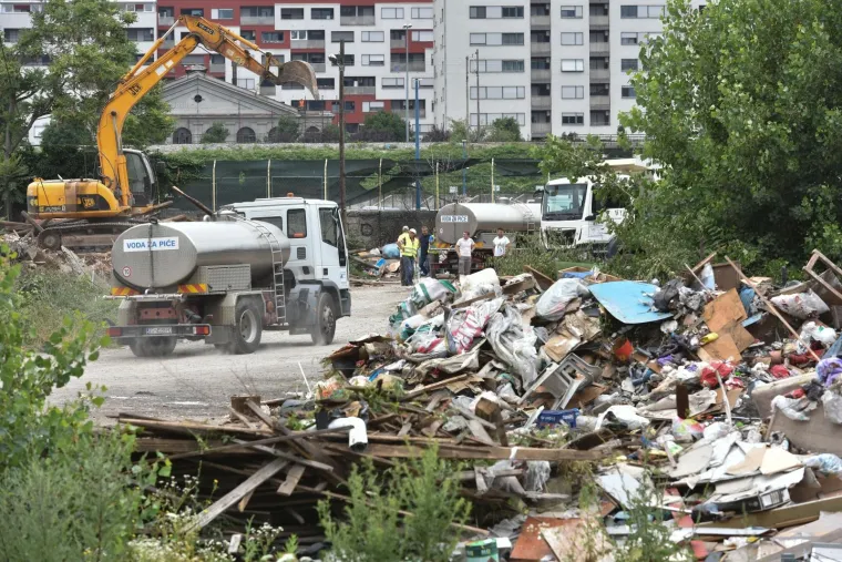 Bageri sravnili ilegalno Plinarsko naselje sa zemljom, romske obitelji raseljene po Zagrebu