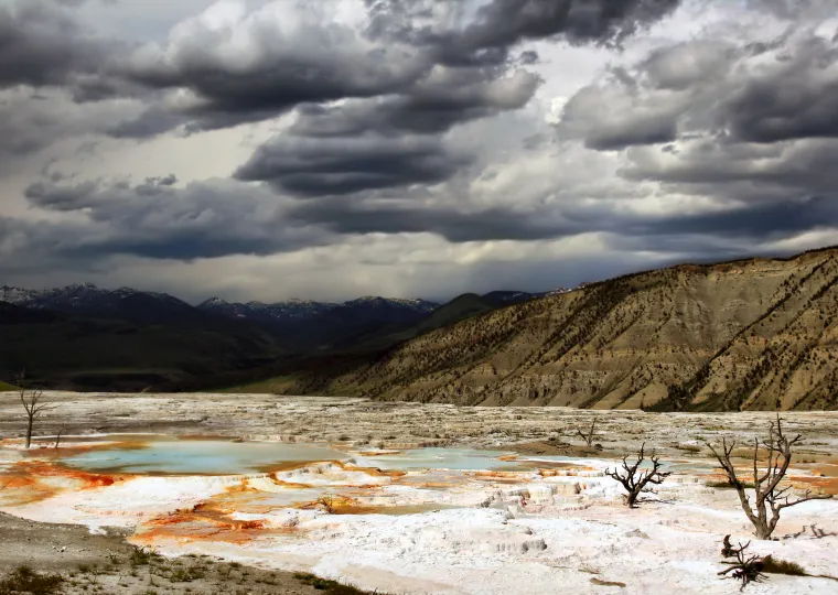 Nacionalni park SAD-a  Yellowstone (eng.: Yellowstone National Park, arapaho: Henihco'oo' ili Héetíhco'oo)  najstariji je nacionalni park, utemeljen1. ožujka 1872. godine. Rasprostire se na području od 8.987 km četvornih.
