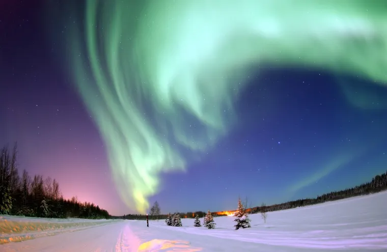 Najčešće se pojavljuje tijekom rujna i listopada te ožujka i travnja (do danas nije potpuno razjašnjeno zašto). Na jugu se naziva aurora australis ("južna zora").