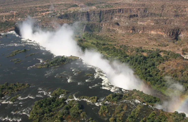 Viktorijini slapovi na granici Zambije i Zimbabvea, među najvećim su i najspektakularnijim slapovima na svijetu. Široki su preko 1,5 km s padom od 128 metara.    Mosi-oa-Tuny, "Dim koji grmi" je naziv koji su Viktorijini slapovi dobili od lokalnih plemena jer se od njih 300 m uvis uzdiže izmaglica koja se može vidjeti s udaljenosti od 30 km. 