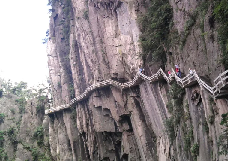 Huang Shan, jedna od svetih planina Kine, je najslavniji po svojim slikovitim krajolicima jedinstveno oblikovanih granitnih vrhova, borova i veličanstvenim oblacima iz kojih vire.