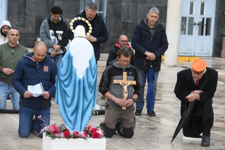 Molitelji opet na trgovima, ali ovaj muškarac se u Zagrebu pobrinuo da ostane zamijećen