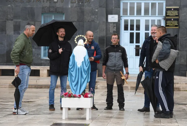 Molitelji opet na trgovima, ali ovaj muškarac se u Zagrebu pobrinuo da ostane zamijećen