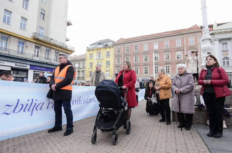 Molitelji opet na trgovima, ali ovaj muškarac se u Zagrebu pobrinuo da ostane zamijećen