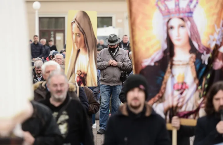 Molitelji opet na trgovima, ali ovaj muškarac se u Zagrebu pobrinuo da ostane zamijećen