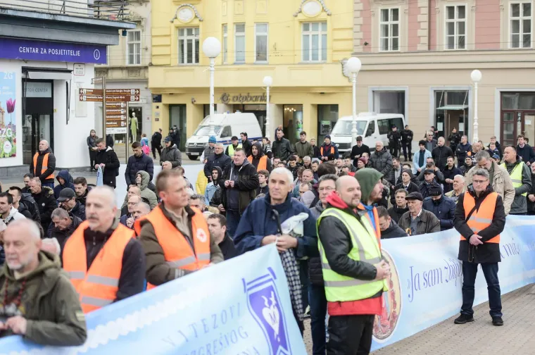 Molitelji opet na trgovima, ali ovaj muškarac se u Zagrebu pobrinuo da ostane zamijećen