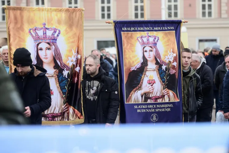 Molitelji opet na trgovima, ali ovaj muškarac se u Zagrebu pobrinuo da ostane zamijećen