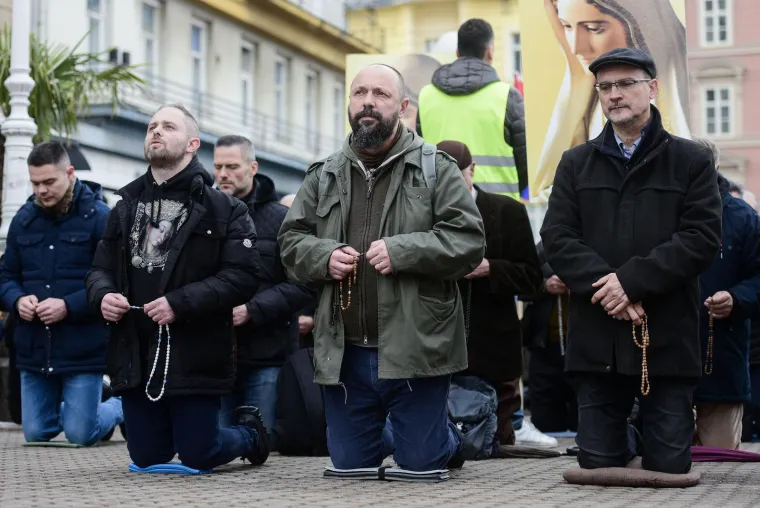 Molitelji opet na trgovima, ali ovaj muškarac se u Zagrebu pobrinuo da ostane zamijećen