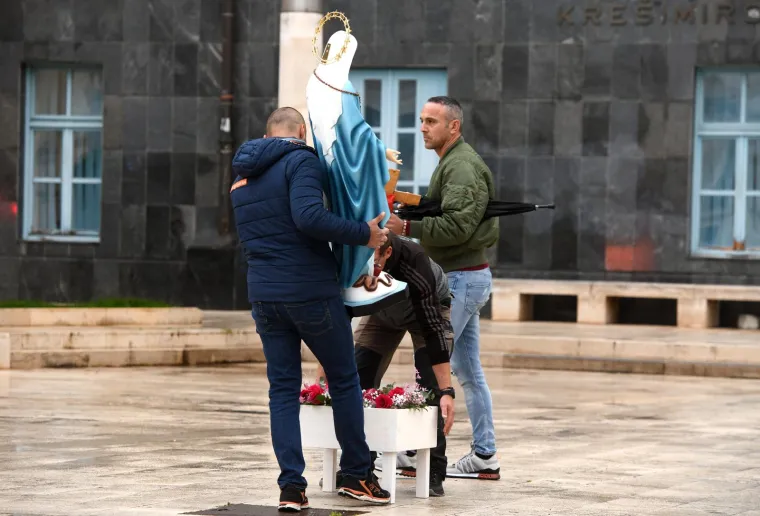 Molitelji opet na trgovima, ali ovaj muškarac se u Zagrebu pobrinuo da ostane zamijećen