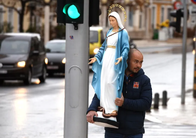Molitelji opet na trgovima, ali ovaj muškarac se u Zagrebu pobrinuo da ostane zamijećen