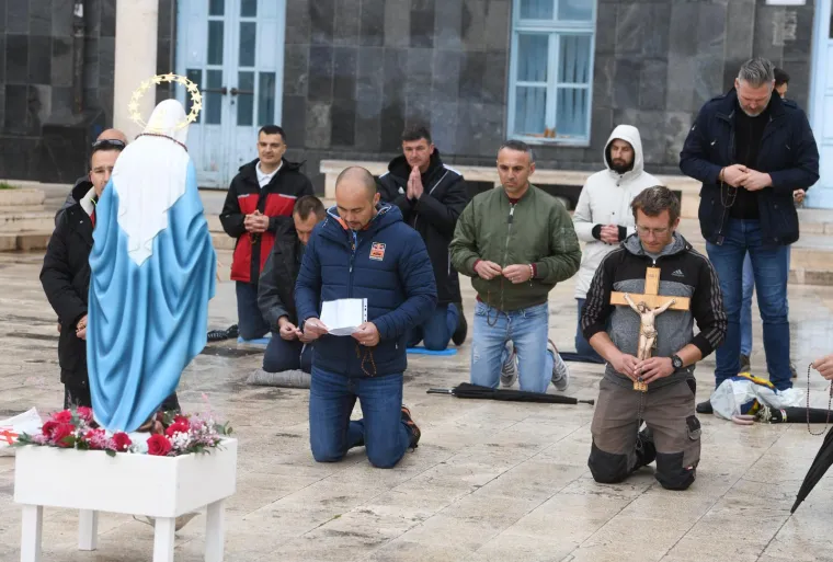 Molitelji opet na trgovima, ali ovaj muškarac se u Zagrebu pobrinuo da ostane zamijećen