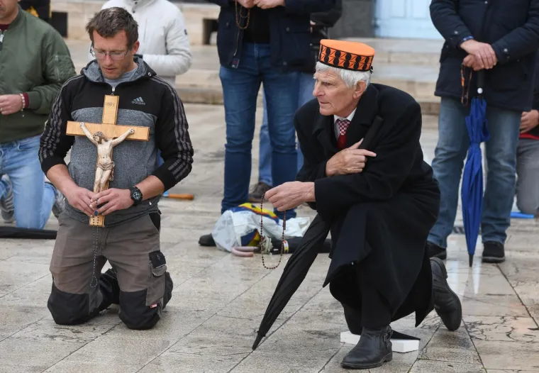Molitelji opet na trgovima, ali ovaj muškarac se u Zagrebu pobrinuo da ostane zamijećen