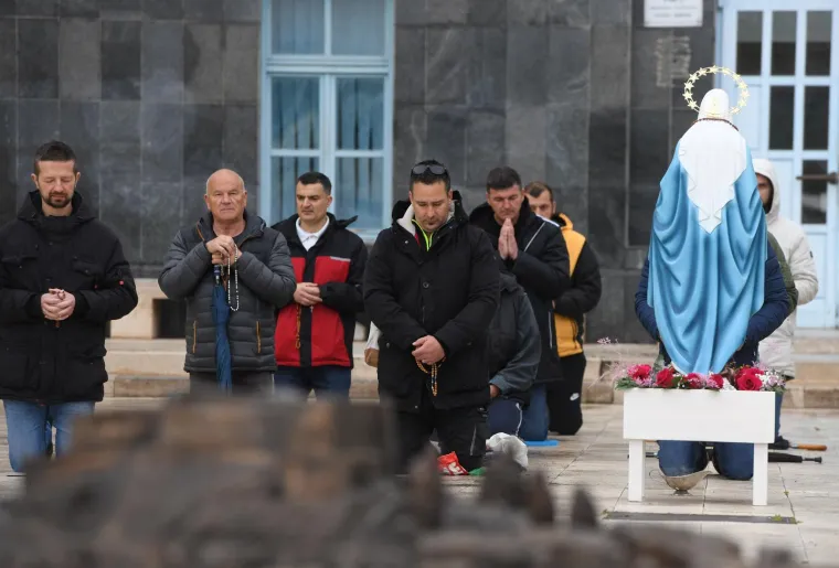 Molitelji opet na trgovima, ali ovaj muškarac se u Zagrebu pobrinuo da ostane zamijećen