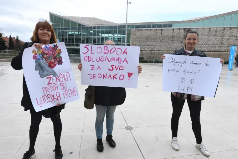 Molitelji opet na trgovima, ali ovaj muškarac se u Zagrebu pobrinuo da ostane zamijećen