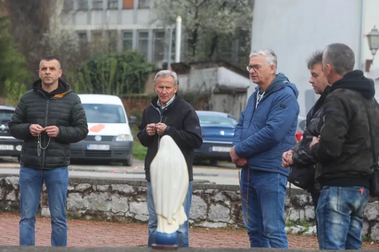 Molitelji opet na trgovima, ali ovaj muškarac se u Zagrebu pobrinuo da ostane zamijećen