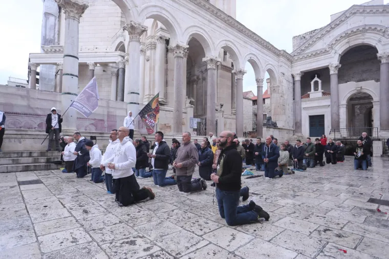 Molitelji opet na trgovima, ali ovaj muškarac se u Zagrebu pobrinuo da ostane zamijećen