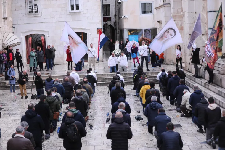 Molitelji opet na trgovima, ali ovaj muškarac se u Zagrebu pobrinuo da ostane zamijećen