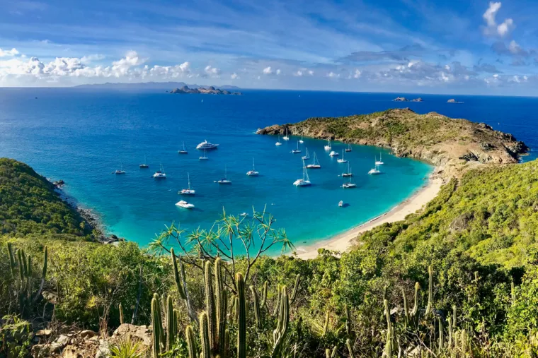 1. St Barts: St Barts ispunjava sve ono kako sanjari zamišljaju tropske rajeve, što podrazumijeva svjetlucavu plavu vodu, zalaske sunca i jahte dokle pogled seže, a sve to zaštićeno utvrdom iz sedamnaestog stoljeća na prekrasnom brežuljku. Ovaj mali karipski otok ima dugu povijest, iako je raznolika arhitektura ove vulkanske zemlje ispuniti sve što će vam trebati. 
