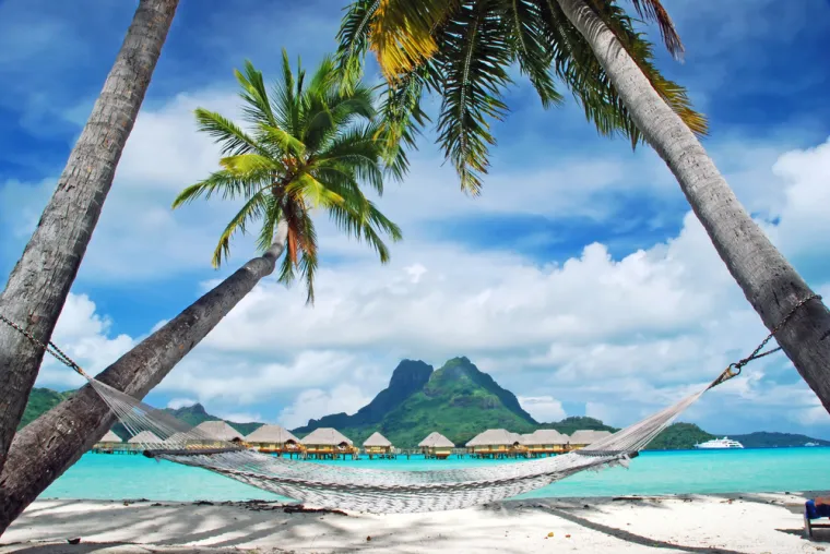 2. Bora Bora: Bora Bora je također prilično egzotično mjesto, a da ne spominjemo da ima obilje nisko visećeg voća, iako će posjetitelji ove magije sjeverozapadno od Tahitija biti prezaposleni samo gledajući to mjesto. Izuzetno popularna destinacija za ronjenje, Bora Bora je razvijena oko masivnog uspavanog vulkana.
