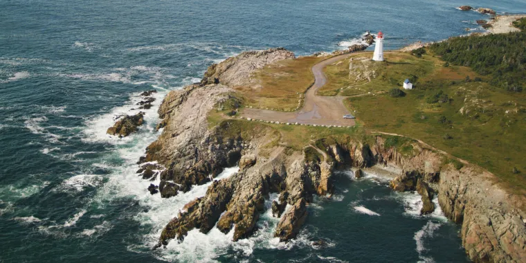 3. Cape Breton: Najistočniji rub Kanade je raj za avanturiste. Otok Cape Breton je najpoznatiji po epskoj stazi Cabot, cesti od 298 km s neravnim pogledom na obalu koja će rastopiti srce čak i najtvrdokornijeg putnika. Ovo mjesto je toliko lijepo da se čak i kitovi svake godine zaustavljaju da ga dobro pogledaju.
