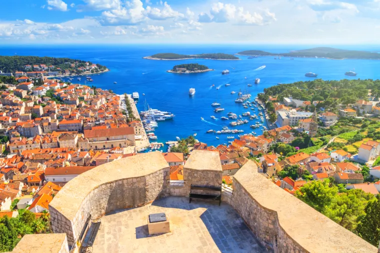 4. Hvar: Hrvatskoj ne nedostaje otoka, ali veličanstveni Hvar ostaje njezin najpopularniji. Hvar ima sve što svaki dalmatinski otok može poželjeti. Prepun je povijesnih atrakcija i modernih sadržaja, a kratko putovanje iz Splita je samo po sebi jako lijepo. 
