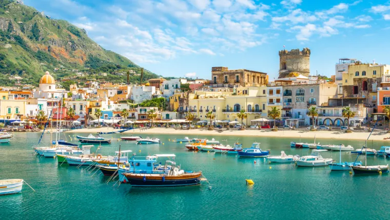 6. Ischia: Termalni izvori Ischie pravi su Božji dar. Ozbiljan odmor ćete pronaći  na ovom malom otoku u napuljskom zaljevu, koji je od pamtivijeka privlačio ljude kojima je potrebno dobro se odmoriti. Plaža Maronti na jugu je vrijedna posjeta, iako će spoj stare arhitekture i prirodnih ljepota Ischie zaokupiti posjetitelje.
