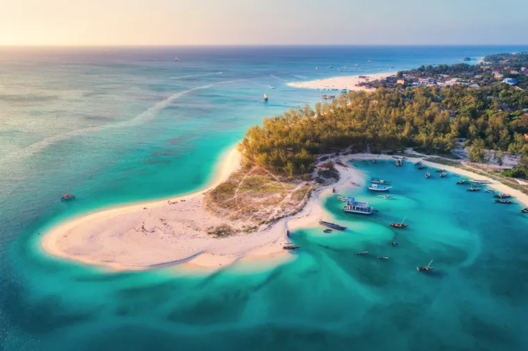 9. Zanzibar: Rodni otok Freddieja Mercuryja riznica je nevjerojatnih mjesta za ronjenje i zadivljujućih plaža na dodirnoj udaljenosti jedne od druge. Nedaleko od istočne obale Afrike, Zanzibar  s fascinantnim kulturnim procvatom smještenim uz rastuću restoransku scenu vam može ponuditi više avanture drugih otoka.