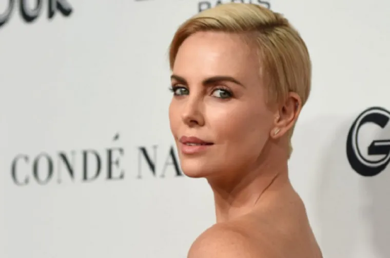 Charlize Theron više ne izgleda ovako: Slavne plave uvojke zamijenila je totalno drugim stilom, a fanovi su podijeljeni. Što vi mislite?