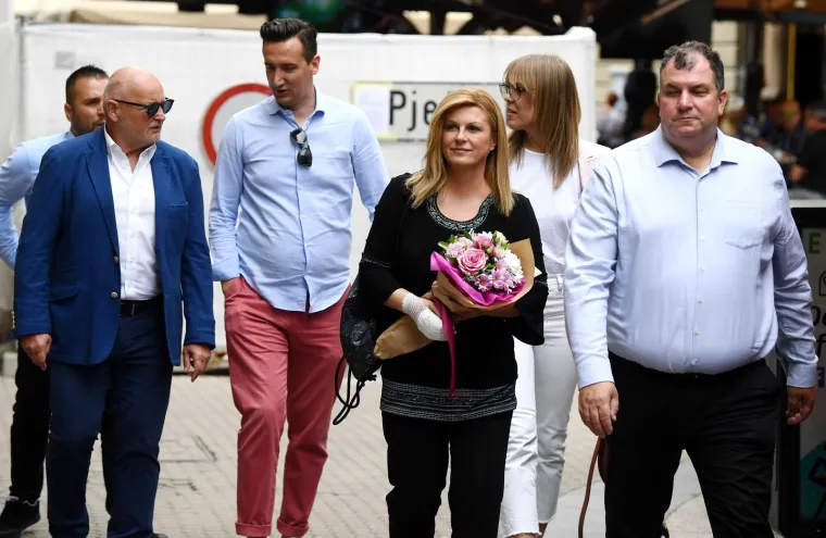 Osim što se Jakov više, baš, i ne pojavljuje s Kolindom u javnosti, bivša predsjednica se ne prestaje hvaliti vitkom linijom, koju je dotjerala još tijekom svog mandata predsjednice.